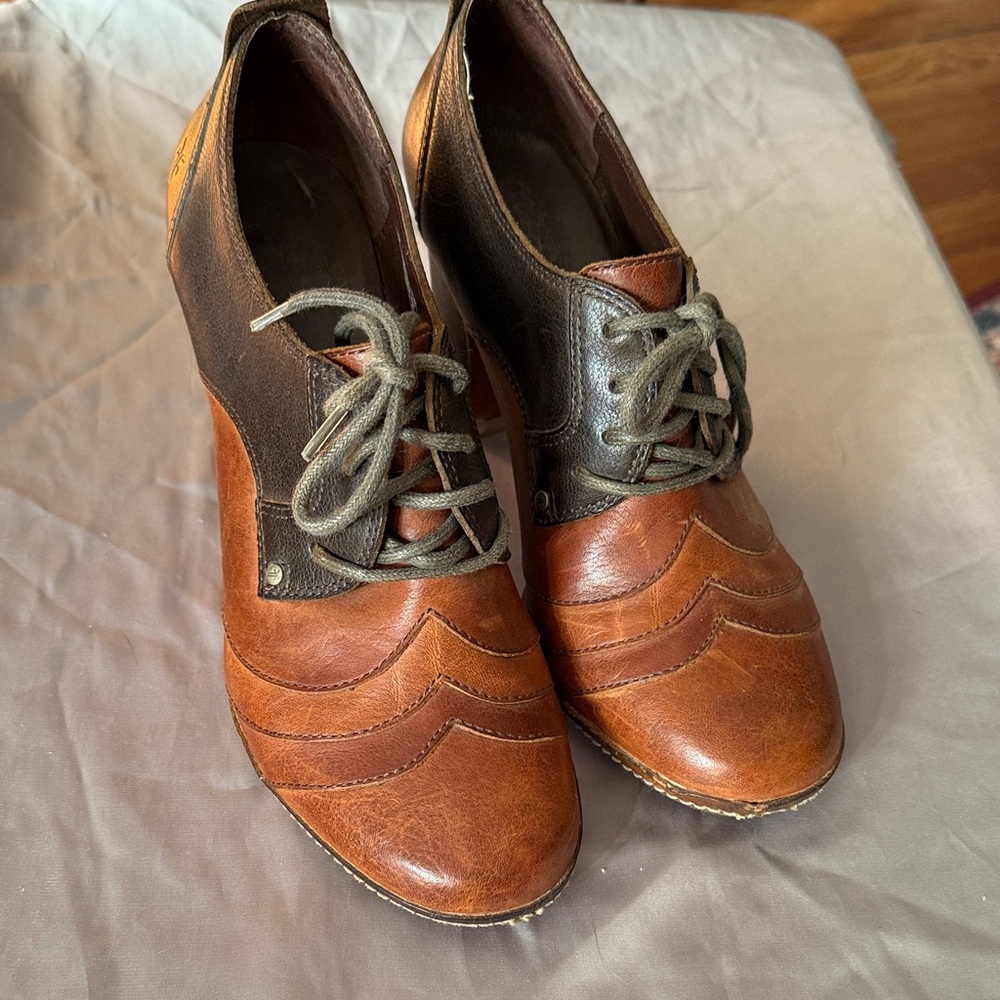 FRYE Two-Tone Leather Oxford Heels